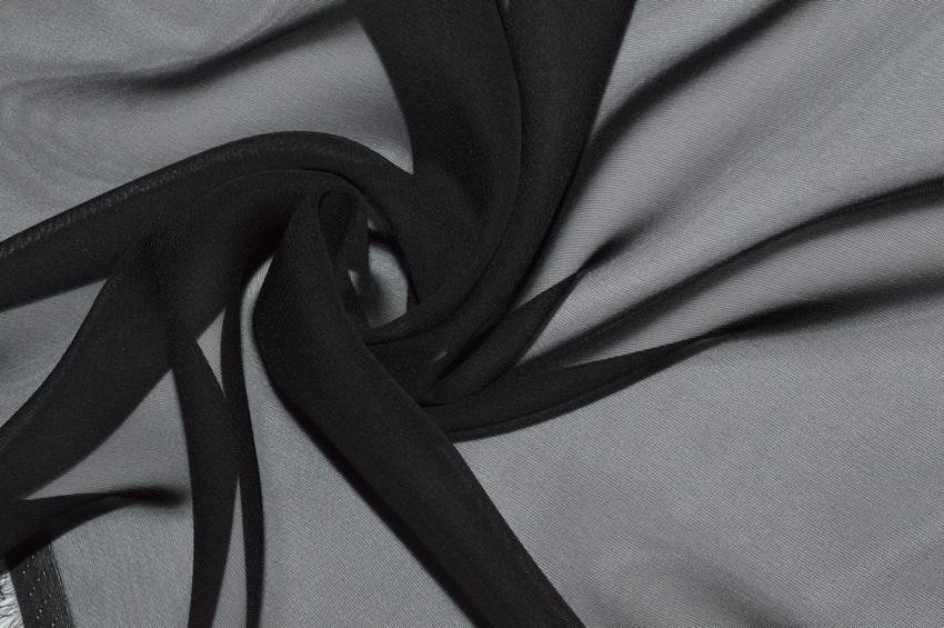 Tessuto nero con inserti plissé strutturati a metraggio per abbigliamento