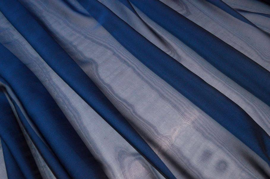 Tessuto chiffon cangiante in pura seta color blu per cucito creativo