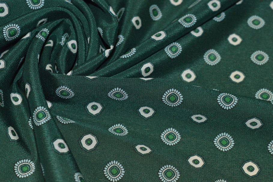 Tessuto crepe de chine in pura seta con fantasia geometrica su fondo verdone