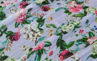 Tessuto chiffon in pura seta con fantasia floreale lilla, ideale per gonna a ruota