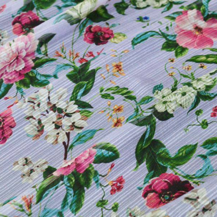 Tessuto chiffon in pura seta con fantasia floreale lilla, ideale per gonna a ruota