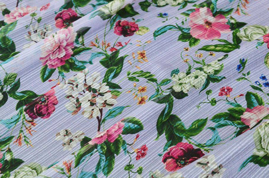 Tessuto chiffon in pura seta con fantasia floreale lilla, ideale per gonna a ruota