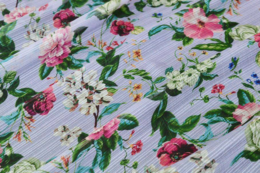 Tessuto chiffon in pura seta con fantasia floreale lilla, ideale per gonna a ruota