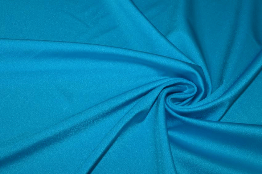 Tessuto in lycra lucida color turchese ideale per cucire un costume da bagno fai da te.